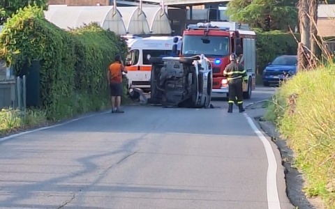 Si ribalta con l’auto, ferita una ragazza