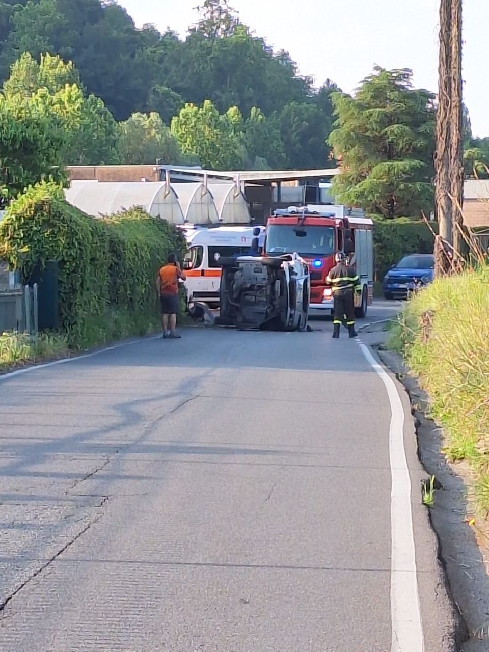 Si ribalta con l’auto, ferita una ragazza