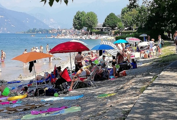 Primo caldo, spiagge prese d’assalto: ecco dove il lago è balneabile e dove fare attenzione