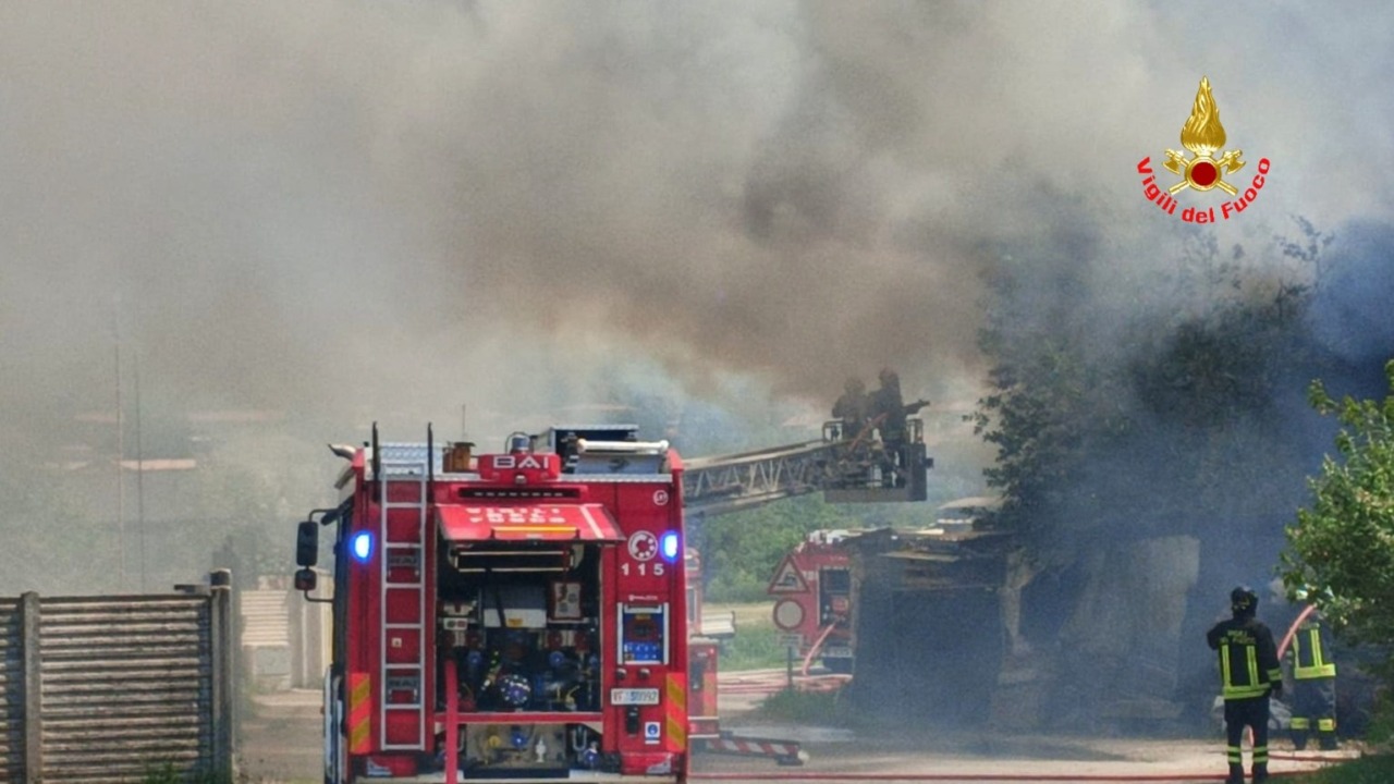 Maxi incendio devasta un deposito edile
