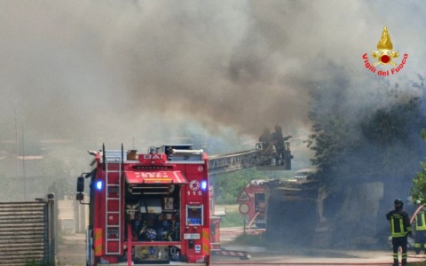 Maxi incendio devasta un deposito edile
