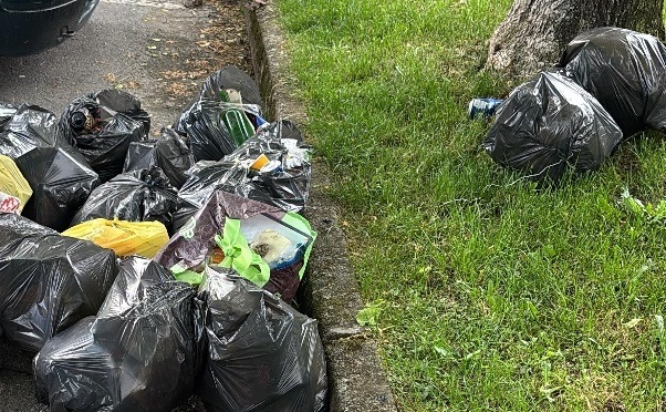 Abbandona rifiuti nel parcheggio, individuato e denunciato