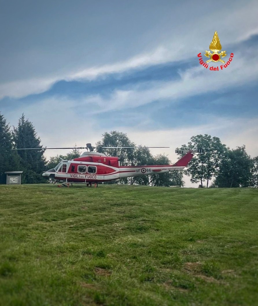 Dispersi sopra i Resinelli, interviene l’elicottero Drago dei Vigili del Fuoco: salvati cinque escursionisti e due cani