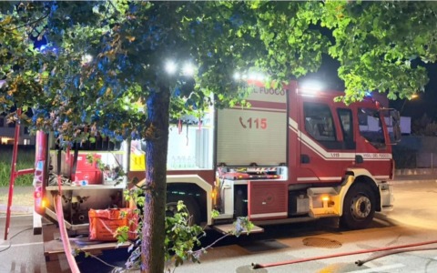 Incendio in casa, coppia di anziani salvata dal vicino