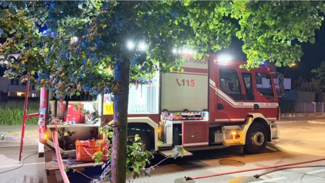 Incendio in casa, coppia di anziani salvata dal vicino