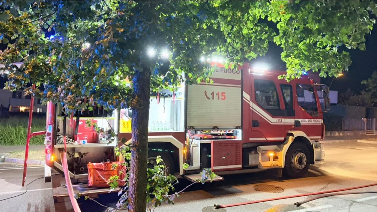 Incendio in casa, coppia di anziani salvata dal vicino