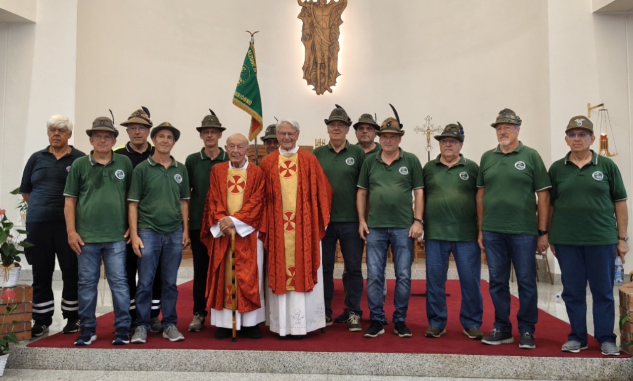 Nibionno festeggia i sessanta anni di sacerdozio di don Mario Carzaniga e don Luigi Bianchi