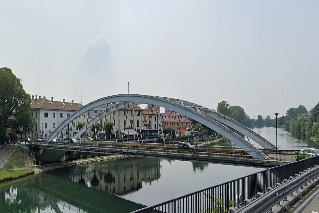 Un ragazzino è in fin di vita dopo essersi tuffato nell’Adda