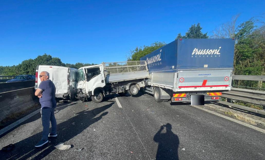Incidente in Superstrada, cinque coinvolti e traffico difficoltoso