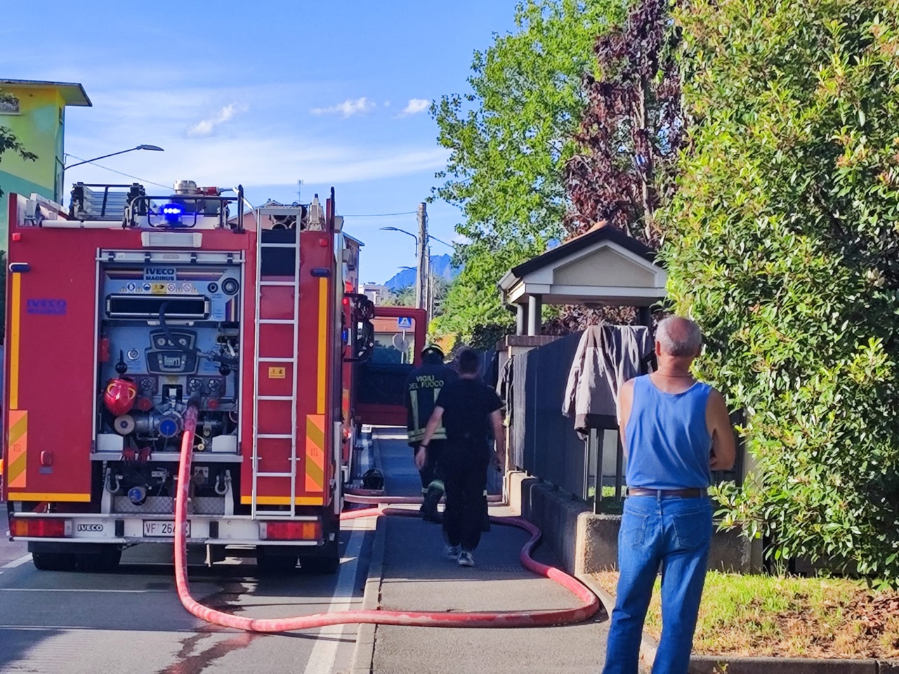 Incendio in un appartamento, scene di panico e residenti sfollati