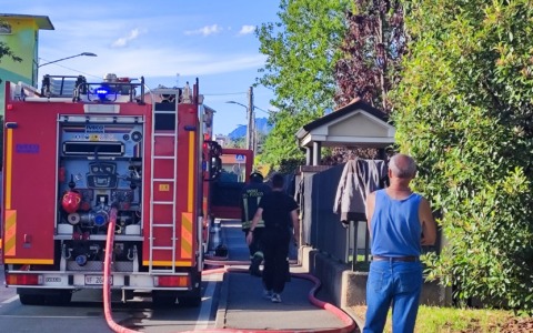 Incendio in un appartamento, scene di panico e residenti sfollati