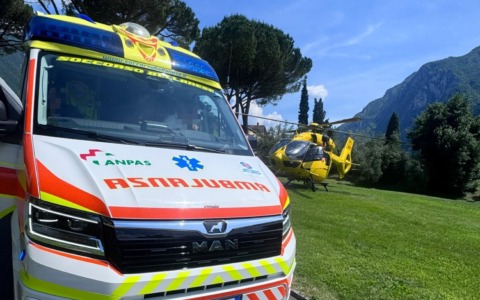 35enne rischia di annegare, salvato da bagnini e soccorritori ad Abbadia