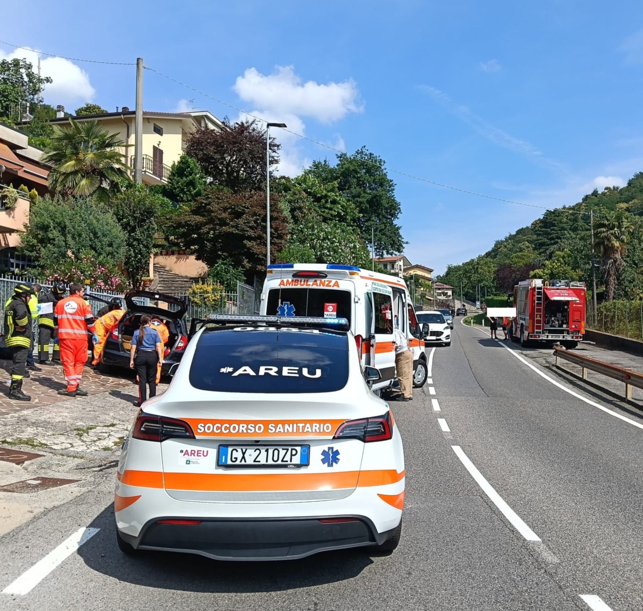 Auto fuori strada contro il muro di un’abitazione: feriti una donna e due bambini a Torre de’ Busi