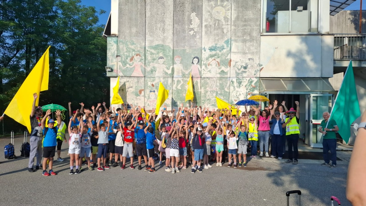 Ultimo giorno di scuola, il Piedibus Day 2026 colora le strade di Casatenovo