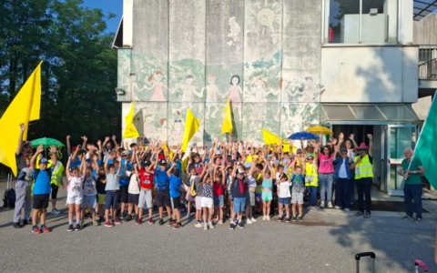 Ultimo giorno di scuola, il Piedibus Day 2026 colora le strade di Casatenovo