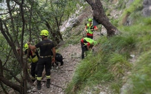 Caduta di massi sul monte San Martino: intervento dei Vigili del fuoco