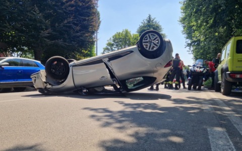Si ribalta con l’auto, neopatentato illeso