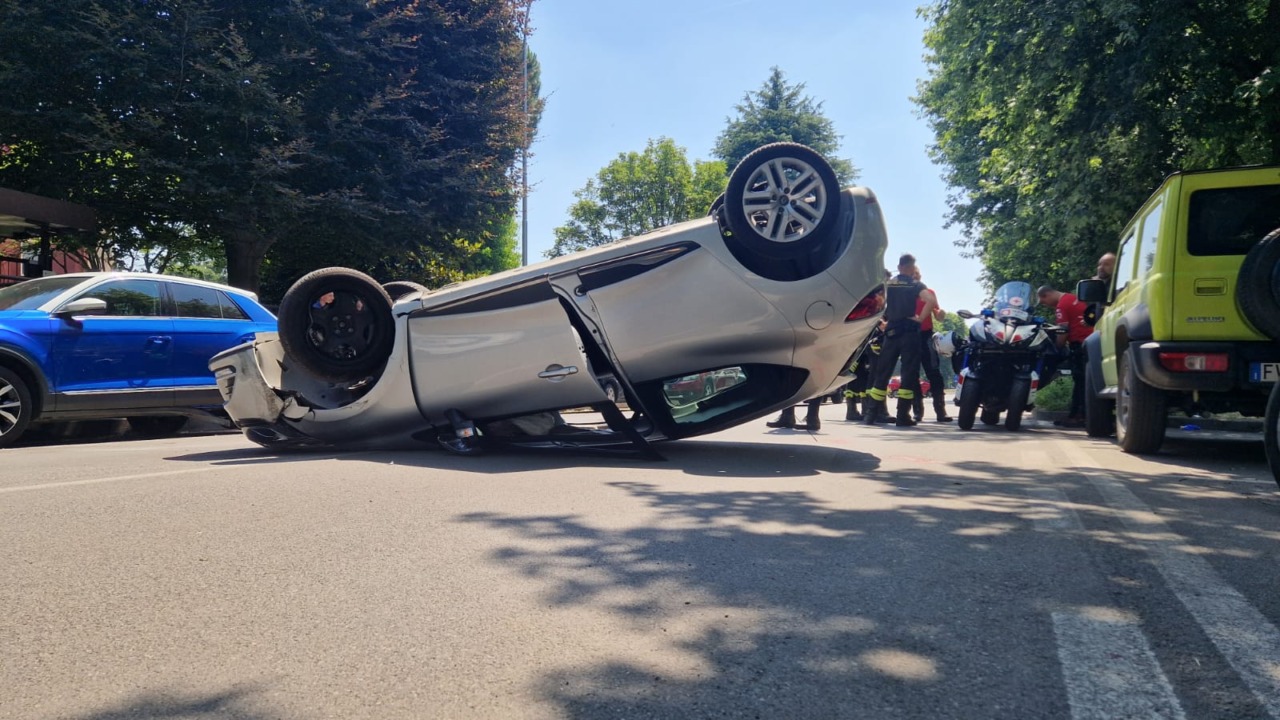 Si ribalta con l’auto, neopatentato illeso