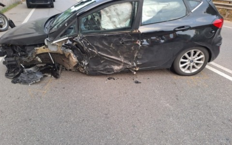 Incidente frontale con un tir, giovane miracolato