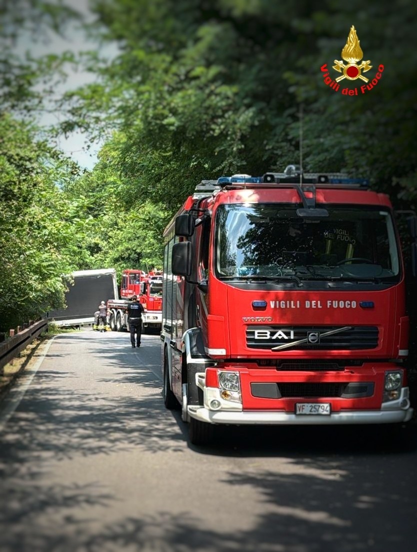 Camion bloccato, strada chiusa per ore