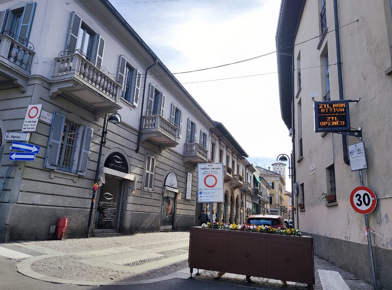Stop alla ztl in Via Manzoni, dal 20 giugno apertura sperimentale al traffico il sabato mattina