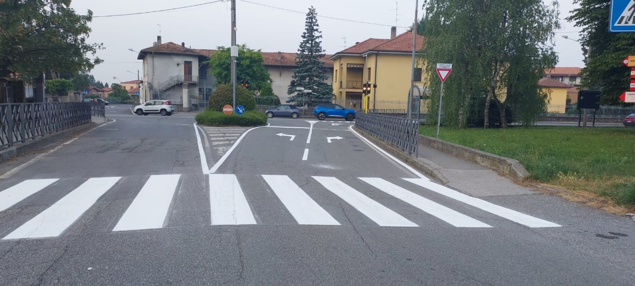 La bava delle lumache rovina i semafori alle Quattro Strade: il Comune interviene