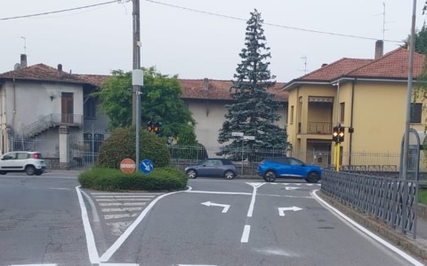 La bava delle lumache rovina i semafori alle Quattro Strade: il Comune interviene