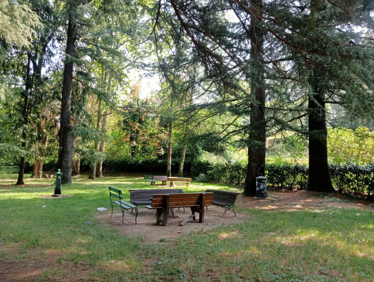 Bivaccano al parco giochi, il sindaco: “Telecamere in arrivo”