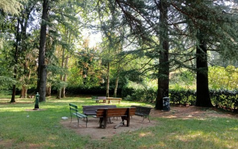 Bivaccano al parco giochi, il sindaco: “Telecamere in arrivo”