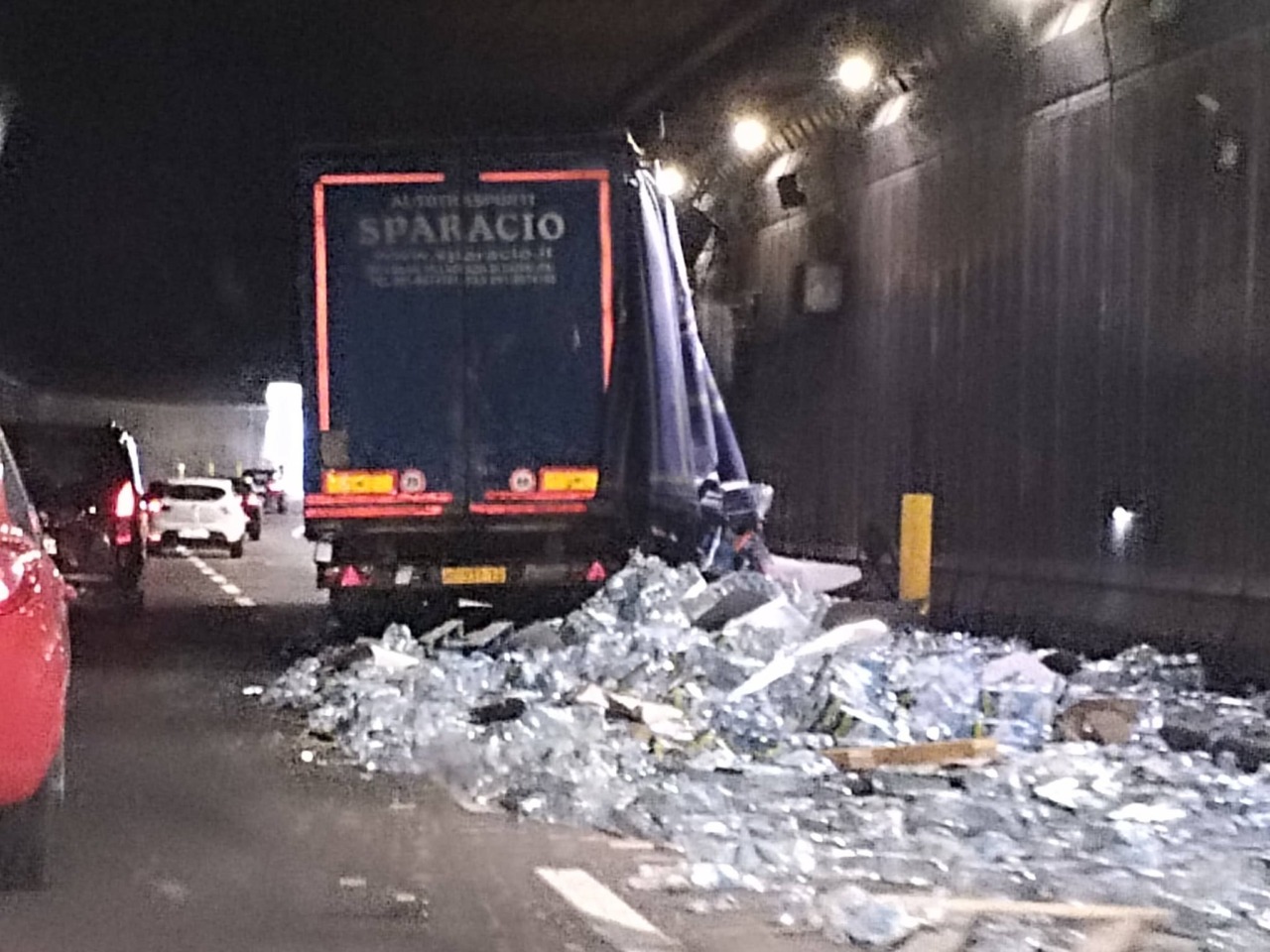Tir perde il carico, chiuso un tratto della SS36