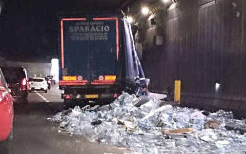 Tir perde il carico, chiuso un tratto della SS36