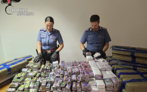 Beccati con 275 chilogrammi di hashish e 12mila euro in contanti: arrestati