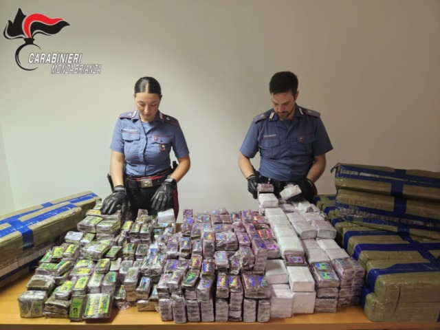 Beccati con 275 chilogrammi di hashish e 12mila euro in contanti: arrestati