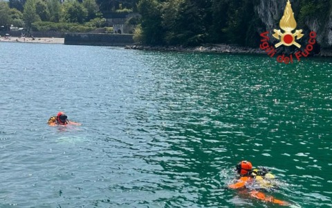 Si tuffa per salvare il figlio, viene inghiottito dalle acque del lago