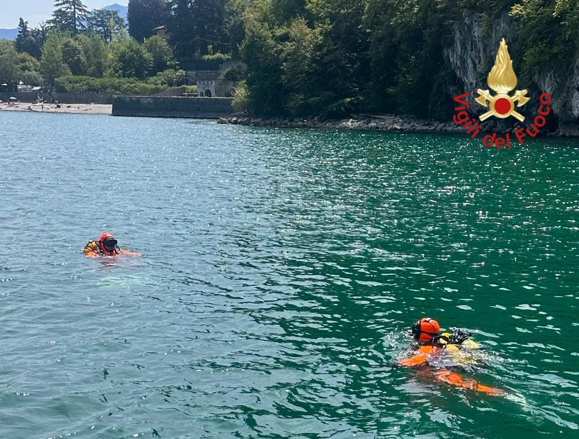Si tuffa per salvare il figlio, viene inghiottito dalle acque del lago