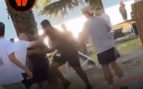 Rissa in riva al lago: calci, pugni e sdraio che volano IL VIDEO