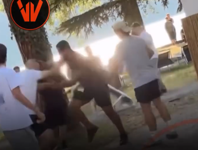 Rissa in riva al lago: calci, pugni e sdraio che volano IL VIDEO