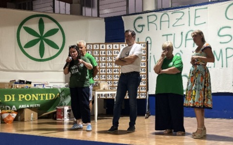 Applausi a Pontida per l’intervento di Salvini
