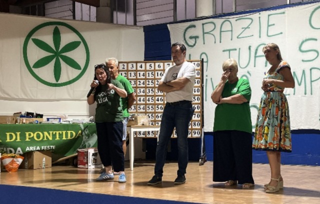 Applausi a Pontida per l’intervento di Salvini