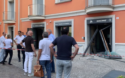 Colpo dei ladri nella notte, fatto esplodere uno sportello bancomat in pieno centro