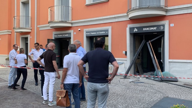 Colpo dei ladri nella notte, fatto esplodere uno sportello bancomat in pieno centro
