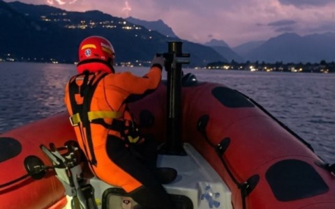 Vigili del fuoco in azione per un presunto parapendio precipitato nel lago, ma era un falso allarme