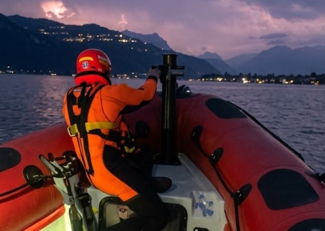 Vigili del fuoco in azione per un presunto parapendio precipitato nel lago, ma era un falso allarme