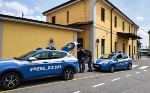 Controlli in stazione: 80 persone identificate, sequestrati un coltello e hashish