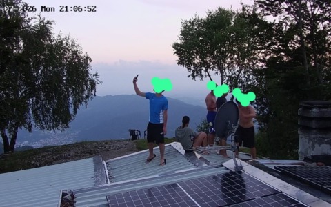 Incivili in montagna, salgono e urinano sul tetto del bivacco