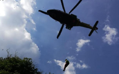 Cade in montagna, ferita una donna