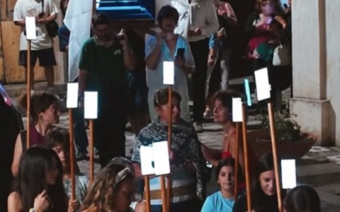 L’ultima performance di Mandelli è una processione digitale in Cilento