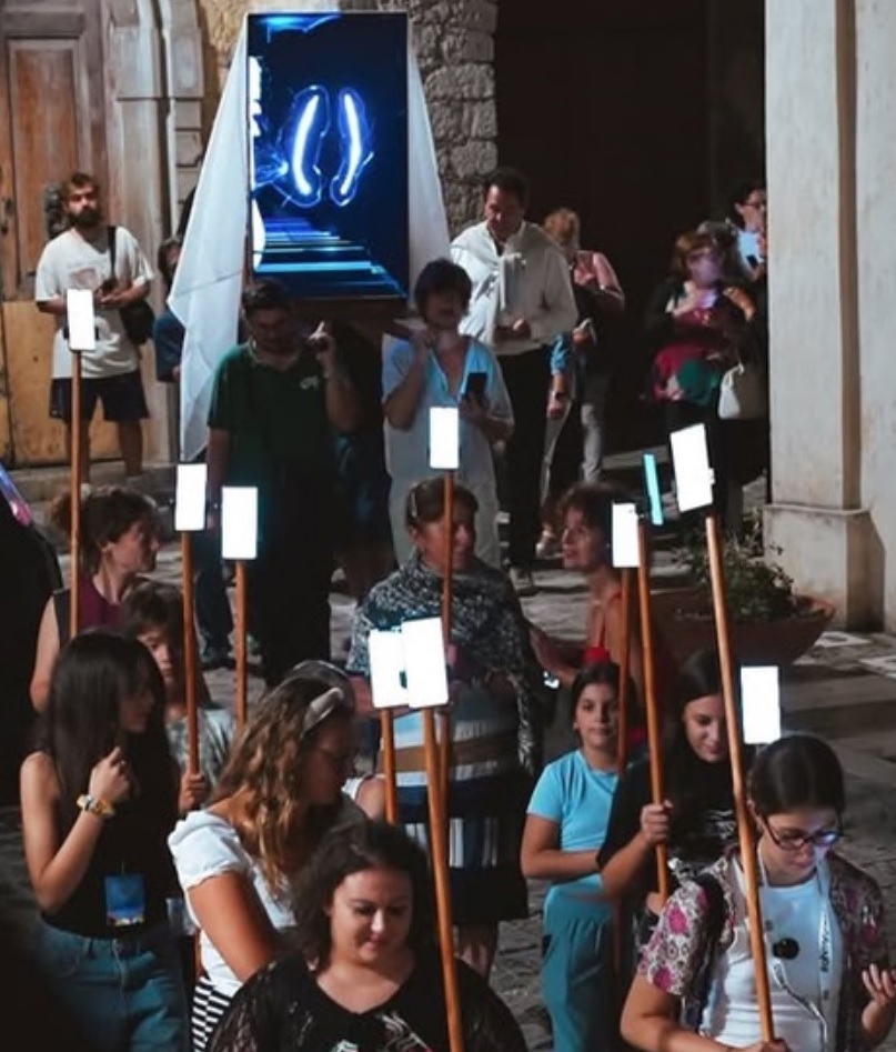 L’ultima performance di Mandelli è una processione digitale in Cilento