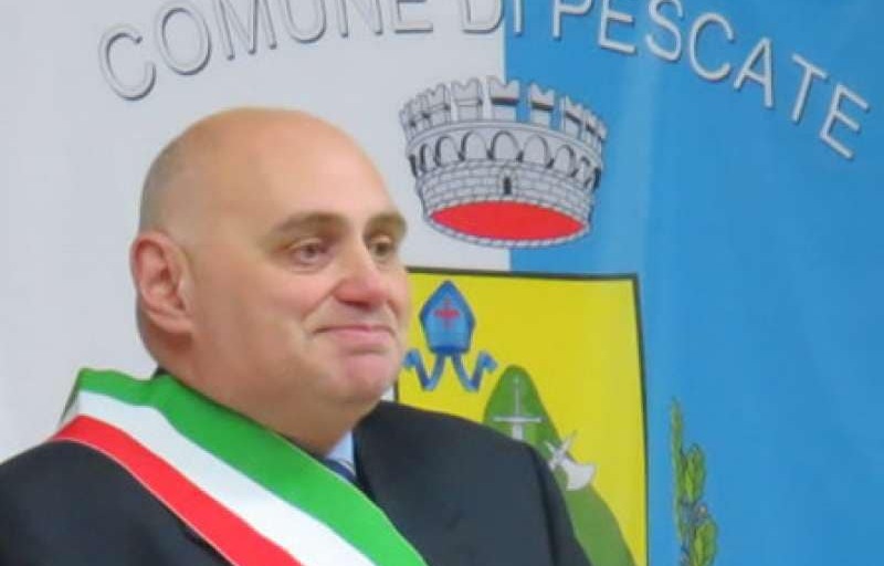 Redarguita da un uomo di origine araba per l’abbigliamento succinto, il sindaco non ci sta: “Le mie cittadine si vestono come vogliono”