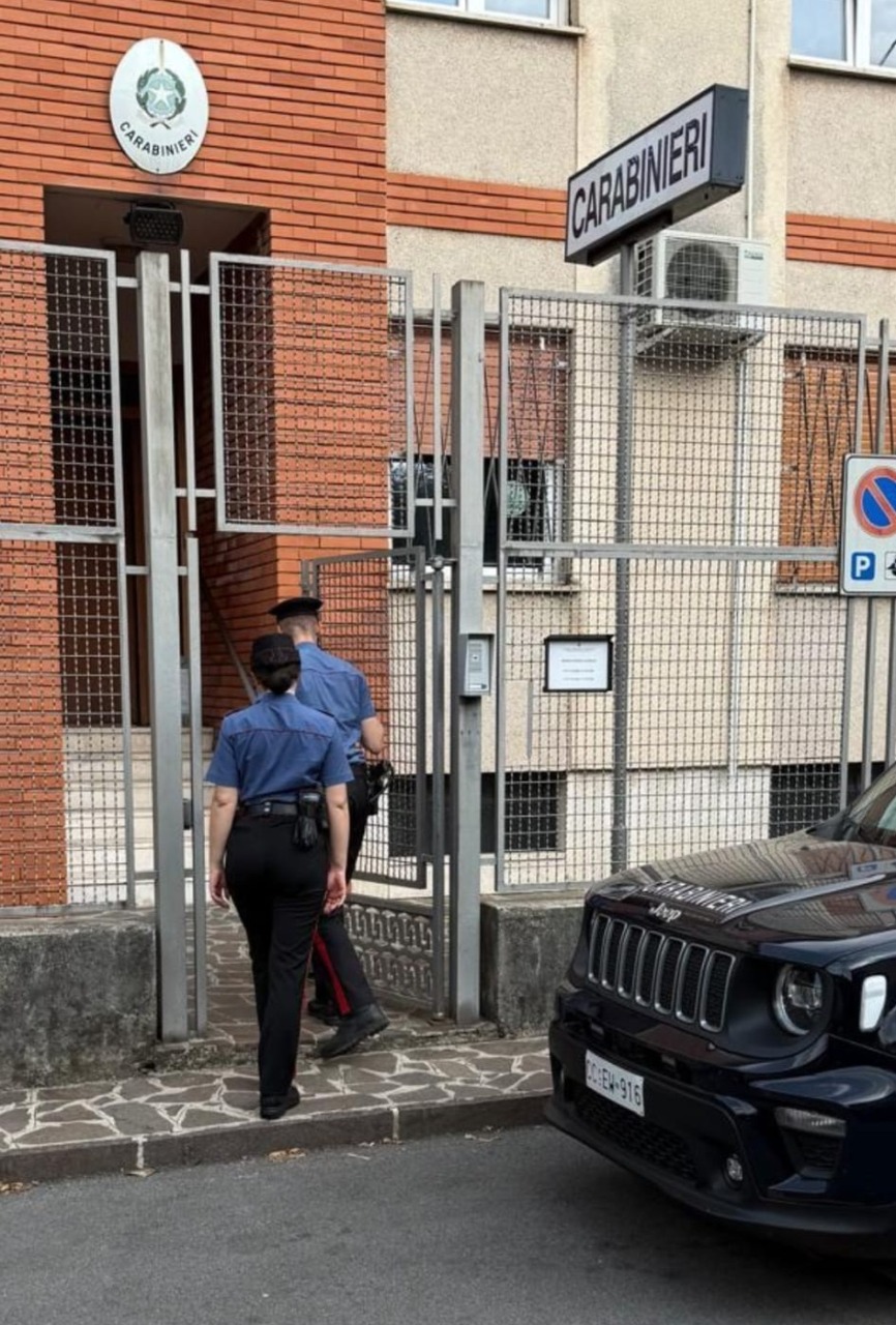 Pontida, viola la detenzione domiciliare e aggredisce i carabinieri: 46enne torna in carcere